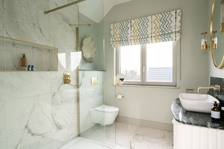 Bathroom with brass fittings and marble-effect porcelain